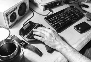 女大不中留猜一生肖，积极作答，落实解释